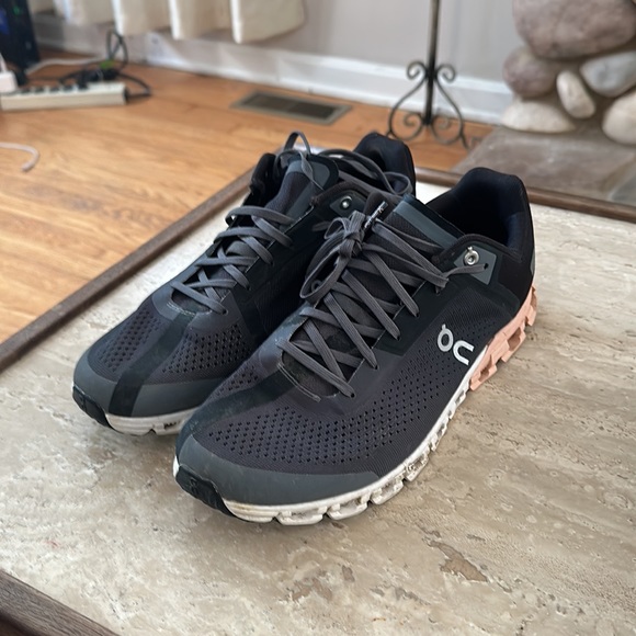 On cloud 5 running shoe , 10.5 women’s excellent condition - Picture 2 of 4